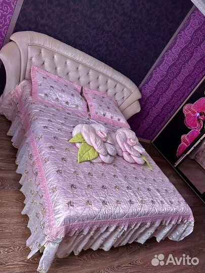 Покрывало на кровать розовое с рюшами и кружевом