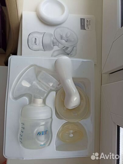 Молокоотсос ручной и бутылочки medela 2шт