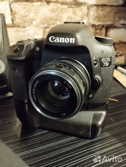 Зеркальный фотоаппарат Canon 7D