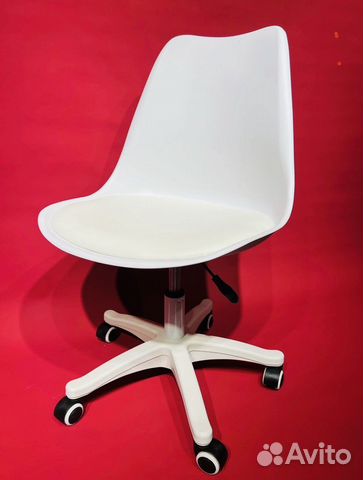 Стул-кресло на колесиках бренда IKEA