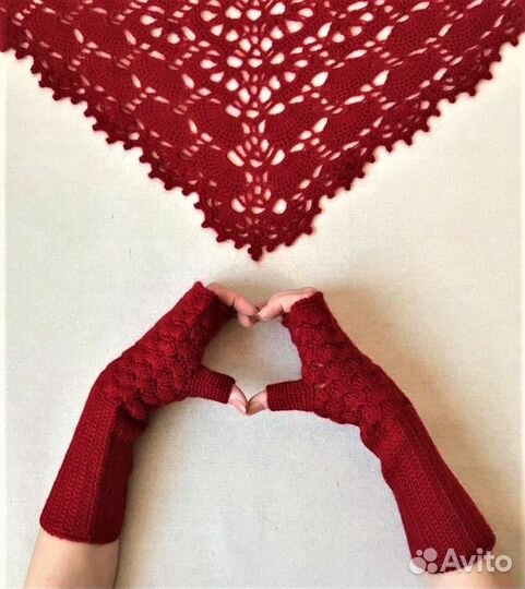 Шаль перчатки-митенки комплект красного цвета