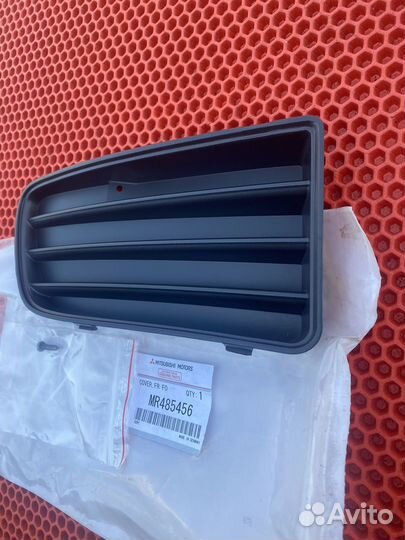 Правая заглушка бампера Mitsubishi Carisma рест