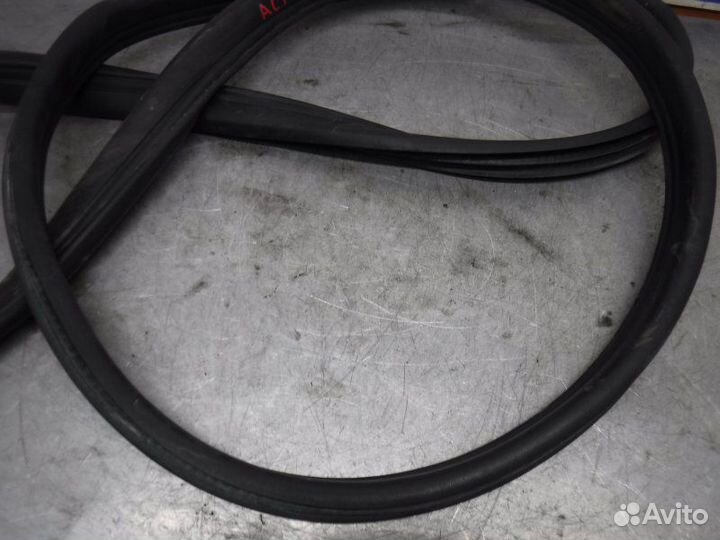 Уплотнитель двери передний левый Opel Astra H