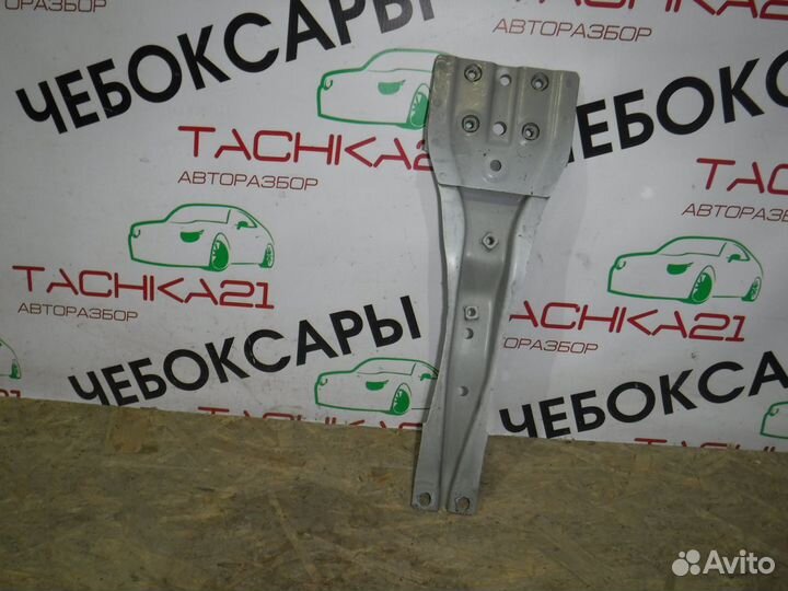 Кронштейн замка капота Mitsubishi Pajero Sport 3