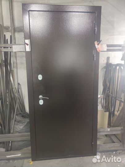 Дверь входная в квартиру