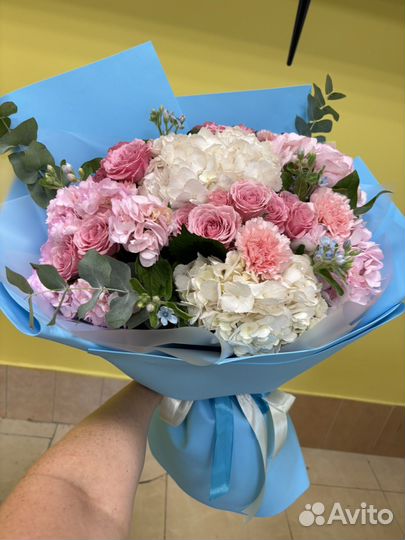 Букеты с гортензией, кустовая роза, ромашки