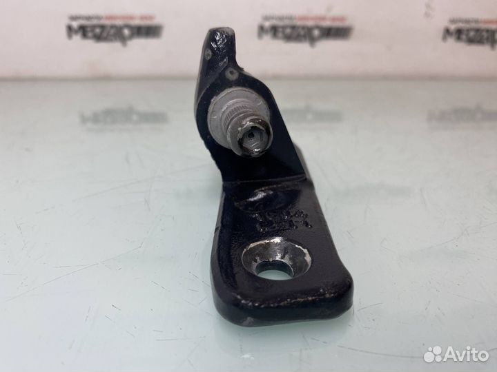 Петля передней правой двери Mercedes W213