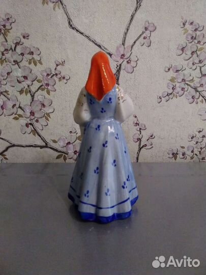Фарфоровая статуэтка 
