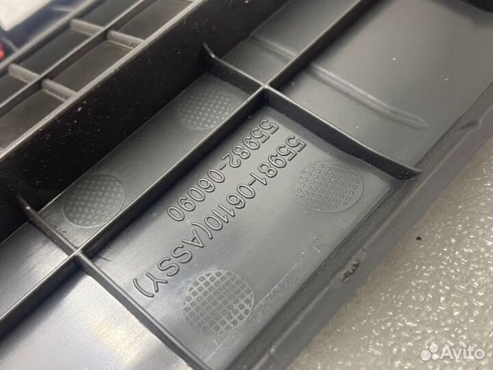 Накладка на воздуховод в торпедо передняя Toyota