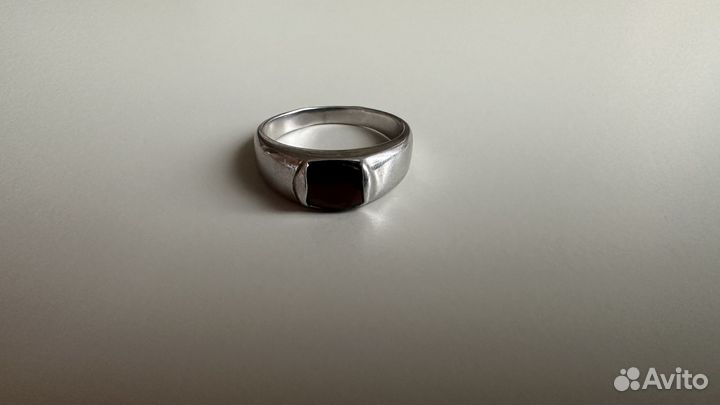 Серебряное кольцо с гранатом