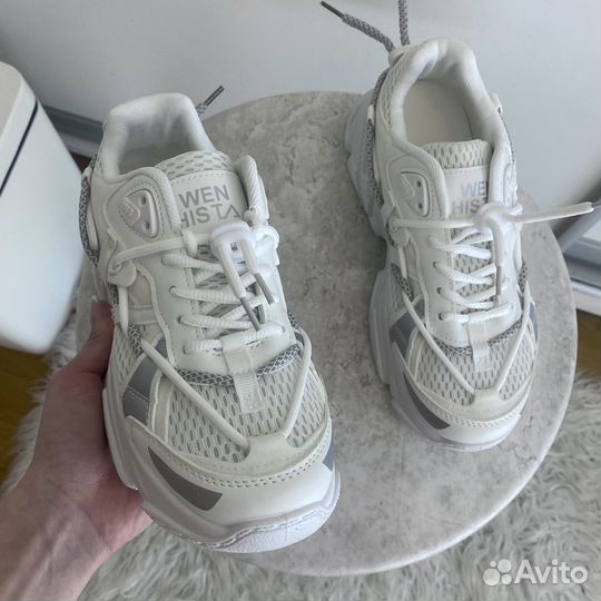 Кроссовки летние белые