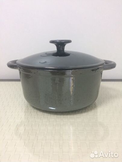 Чугунная кастрюля 2,5 л эмалированная