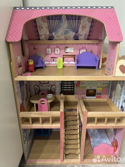 Большой кукольный домик с мебелью