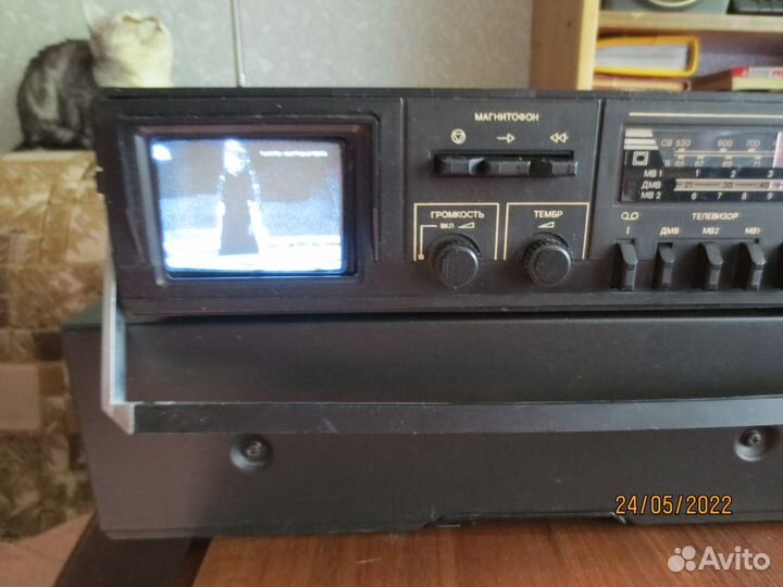 Кассетный магнитофон с радио и телевизором