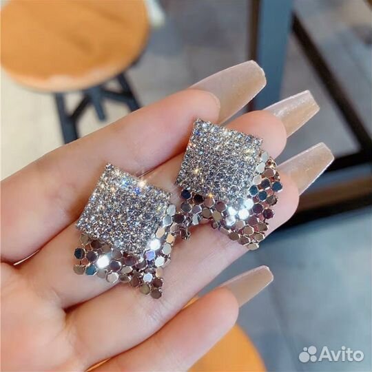 Серьги блестящие ромбы со стразами чешуя