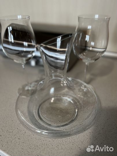 Декантер для вина с двумя бокалами