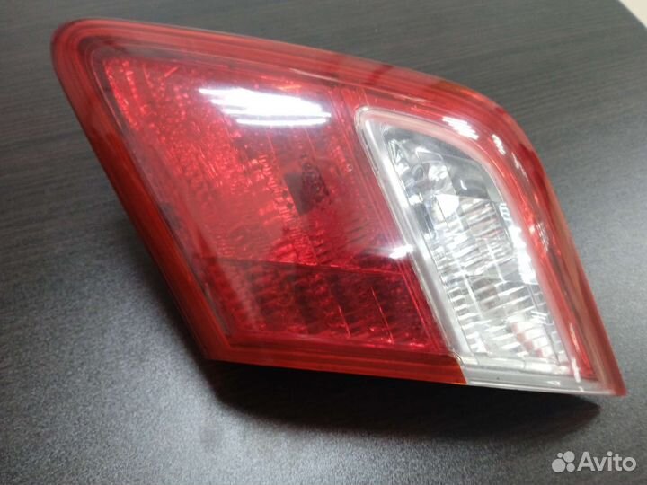 Фонарь на крышке багажника правый Toyota Camry v40