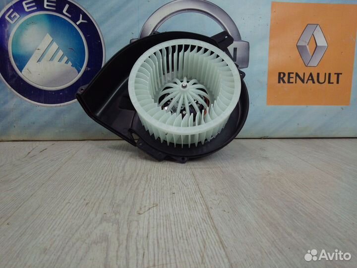 Вентилятор мотор печки отопителя Skoda rapid