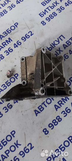 Кронштейн компрессора на Volkswagen Phaeton