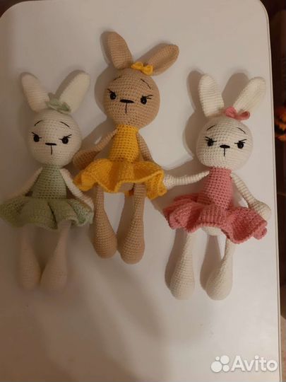 Плюшевый заяц вязаный