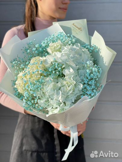 Букет цветов из гортензий и гипсофил