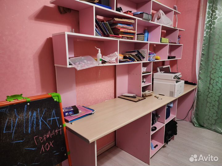 Рабочий стол с полками