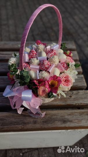 Корзина с клубничкой и живыми цветами