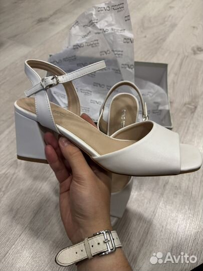 Босоножки на каблуке белые Dino Ricci