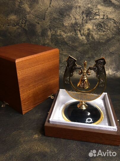 Подкова на камне 