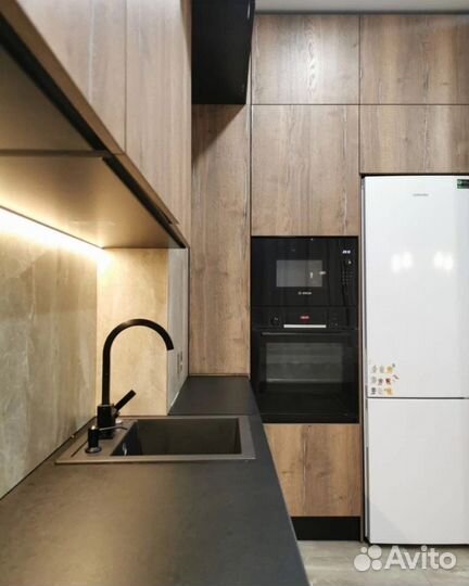 Кухня до потолка с подсветкой