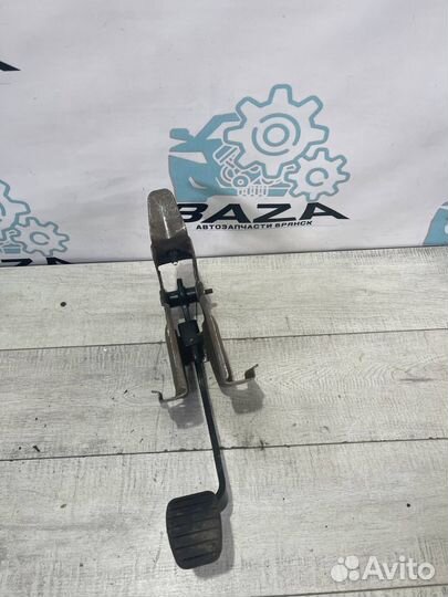 Педаль тормоза Renault Duster