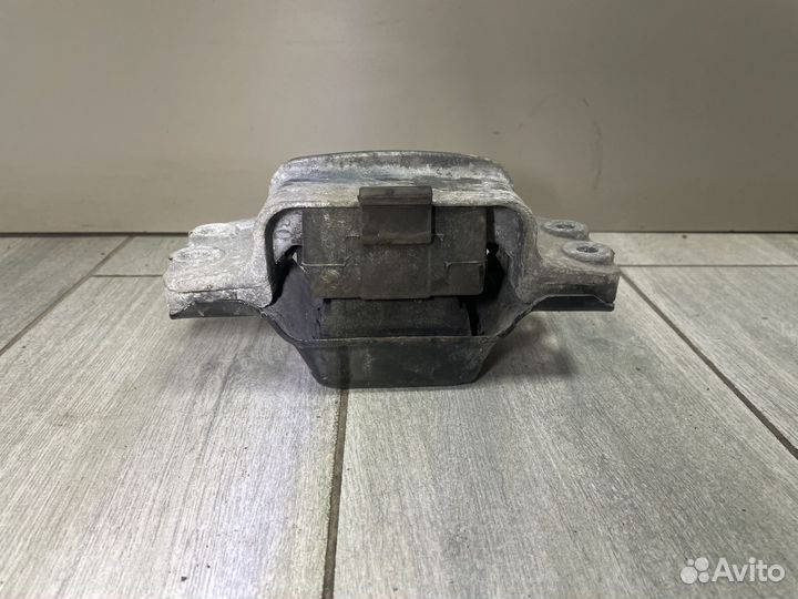 Опора двигателя левая Фольксваген гольф Пассат Б6