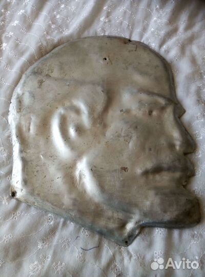 Барельеф В.И. Ленин