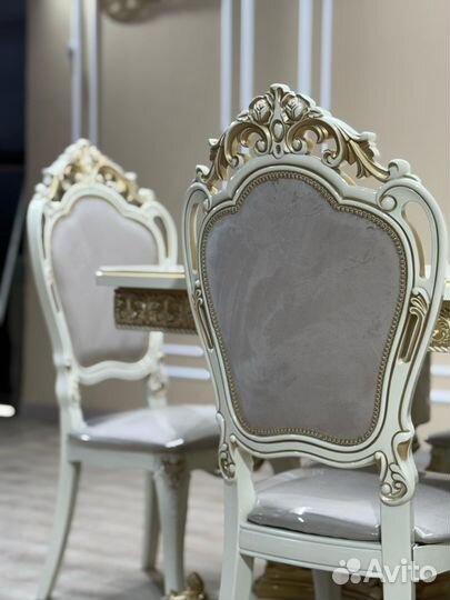 Стол и стулья