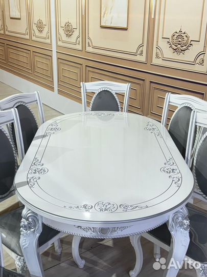 Стол и стулья