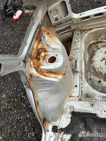 Задняя правая четверть приора хэтчбек