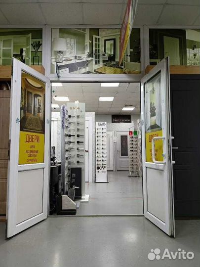 Продавец салону Двери