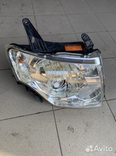 Фара ксенон правая Mitsubishi Pajero 4