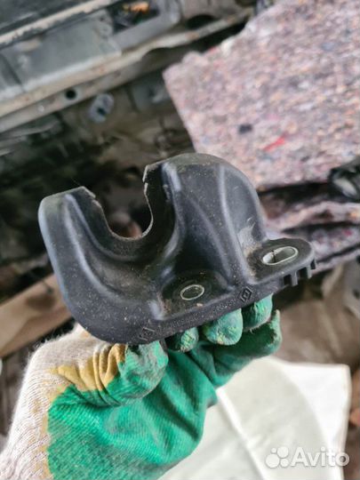 Кронштейн троса кпп Renault Fluence седан M4R 2011