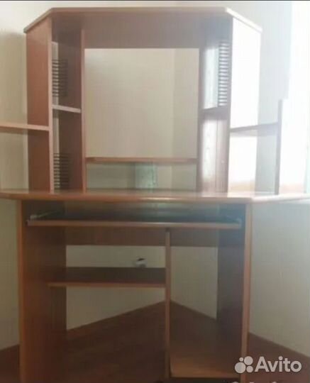 Угловой Компьютерный стол в отличном состоянии