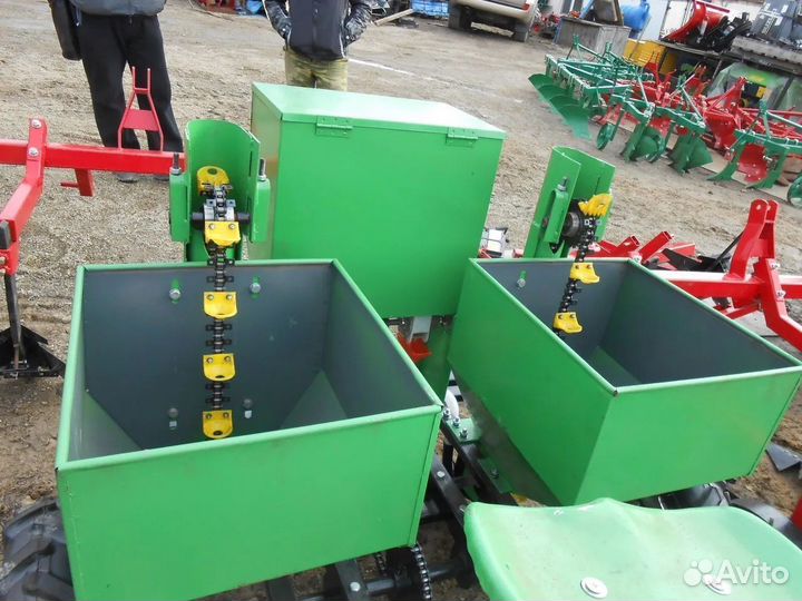 Картофелесажалка двухрядная с бункером для удобрен