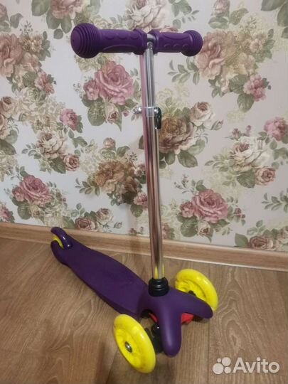 Самокат новый 3-х колесный со светящимися колесами