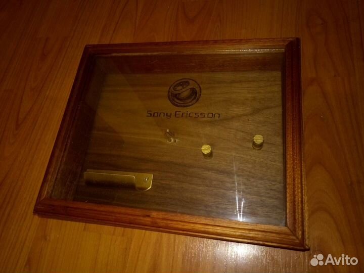 Витрина из красного дерева для телефона