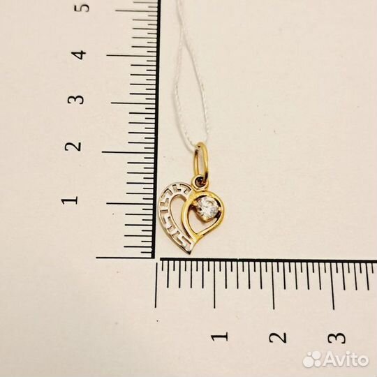 Золотая подвеска с камнем