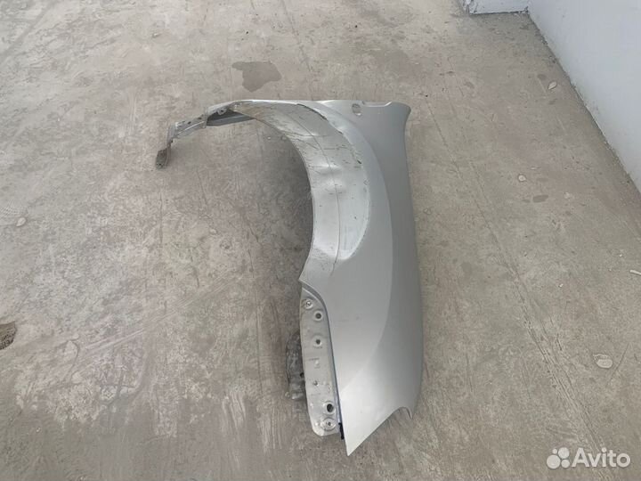 Крыло переднее правое на renault duster