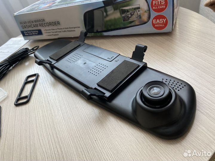 Автомобильный видиорегистратор-зеркало