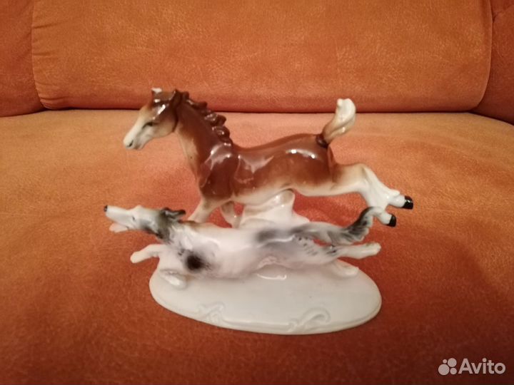 Бегущие лошадь и собака Фарфор статуэтка редкая