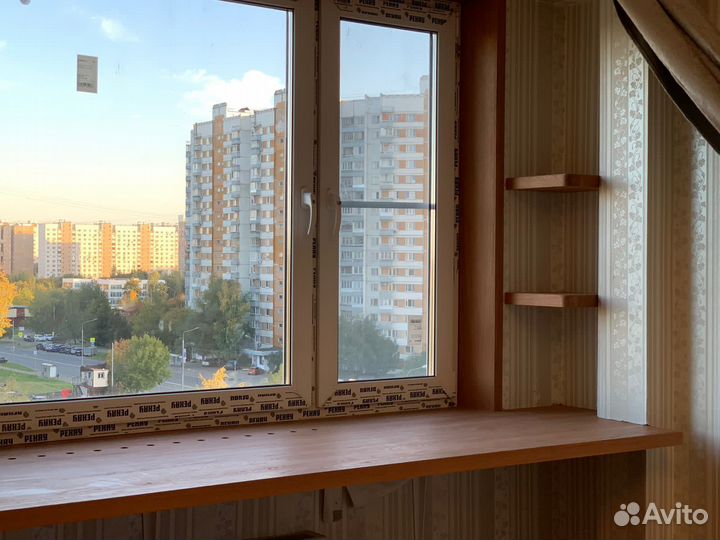 Подоконник деревянный с экраном