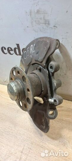 Кулак передний левый Mercedes-Benz E-Class E250