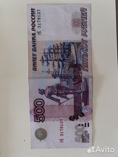 500 рублей с корабликом модификации 2004 года
